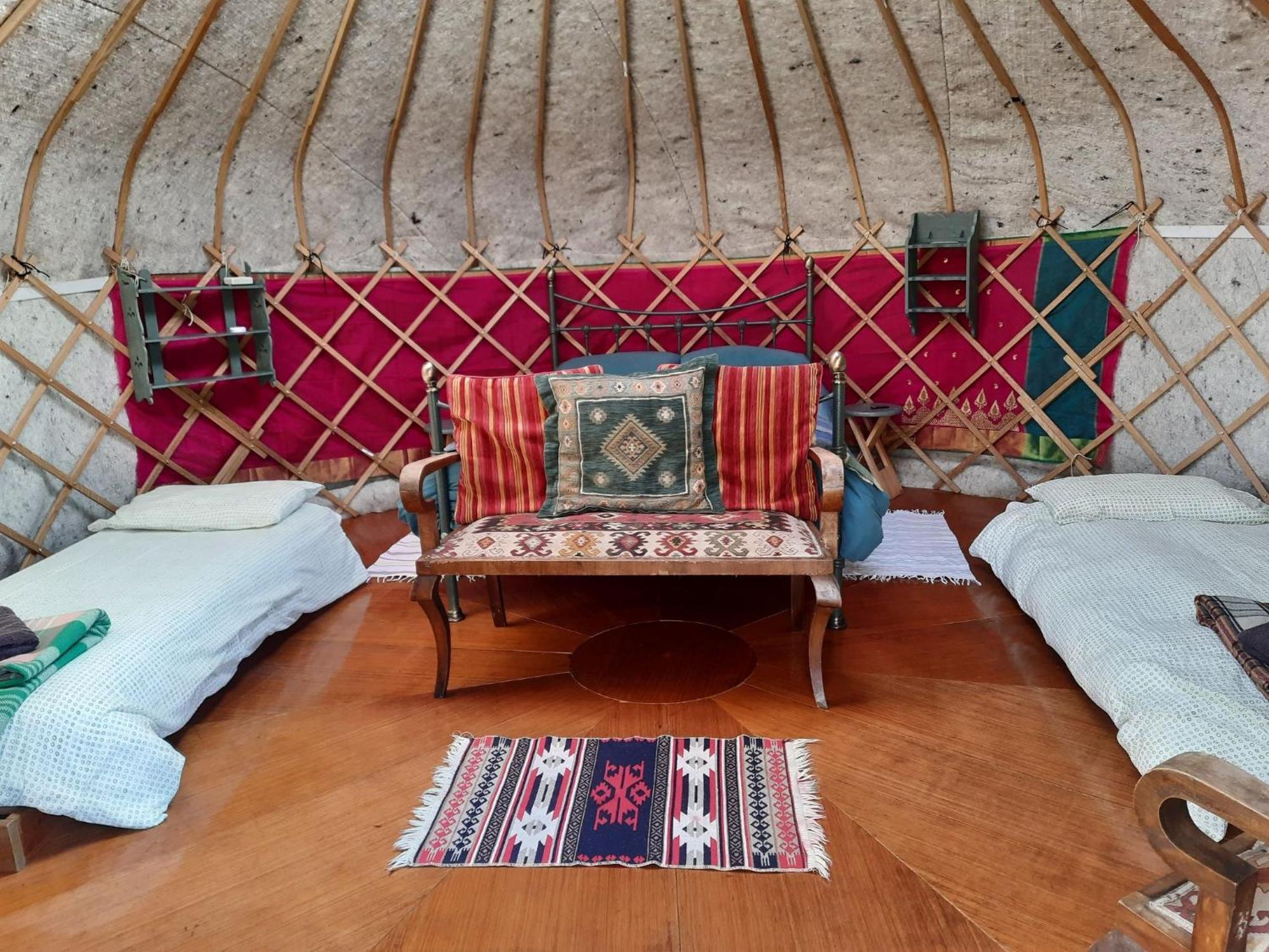 Ceridwen Glamping, Double Decker Bus And Yurts Hotell Llandysul Exteriör bild