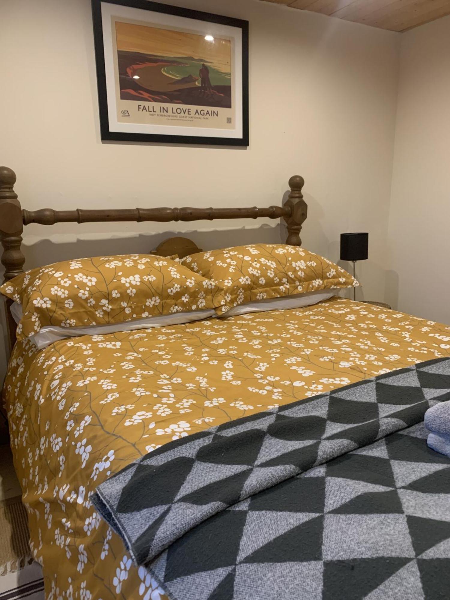 Ceridwen Glamping, Double Decker Bus And Yurts Hotell Llandysul Exteriör bild
