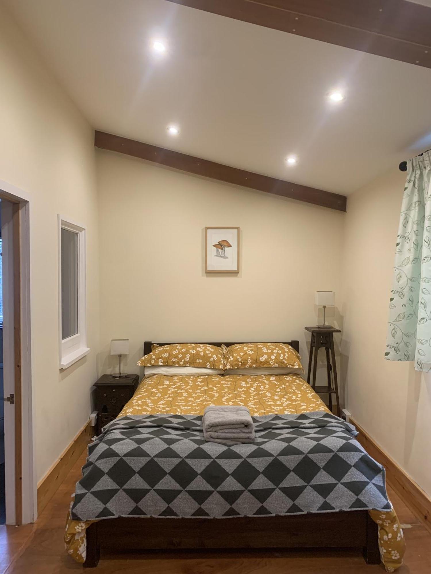 Ceridwen Glamping, Double Decker Bus And Yurts Hotell Llandysul Exteriör bild