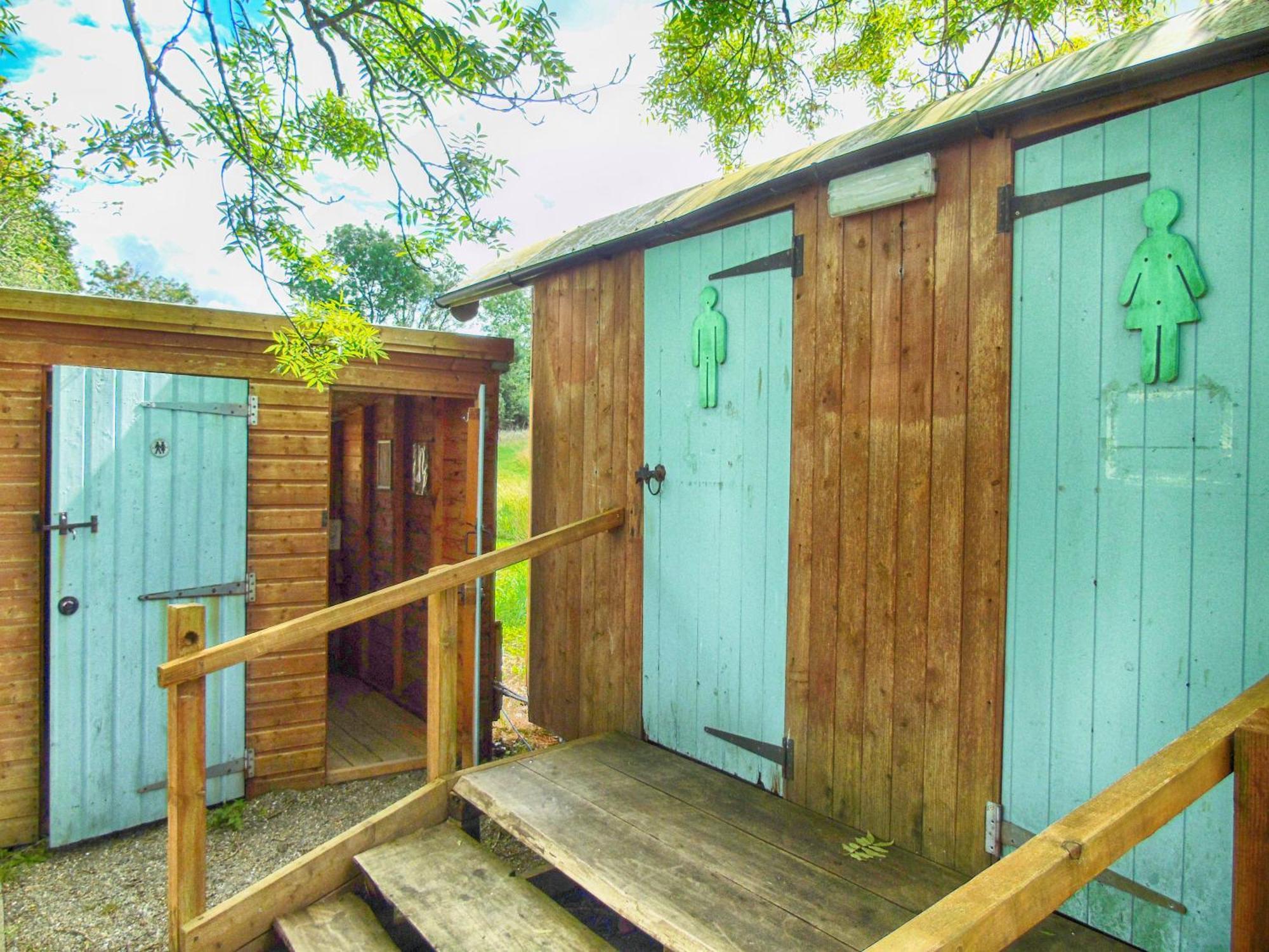 Ceridwen Glamping, Double Decker Bus And Yurts Hotell Llandysul Exteriör bild