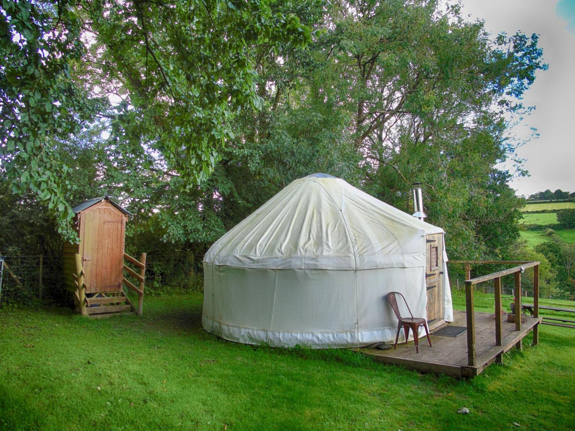 Ceridwen Glamping, Double Decker Bus And Yurts Hotell Llandysul Exteriör bild