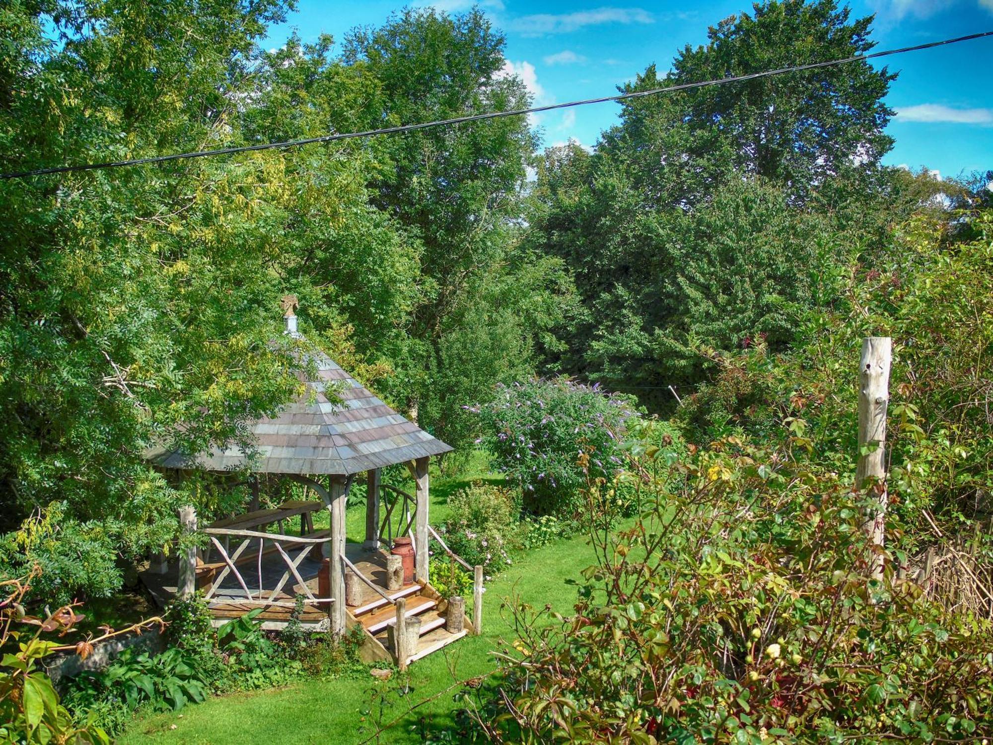 Ceridwen Glamping, Double Decker Bus And Yurts Hotell Llandysul Exteriör bild
