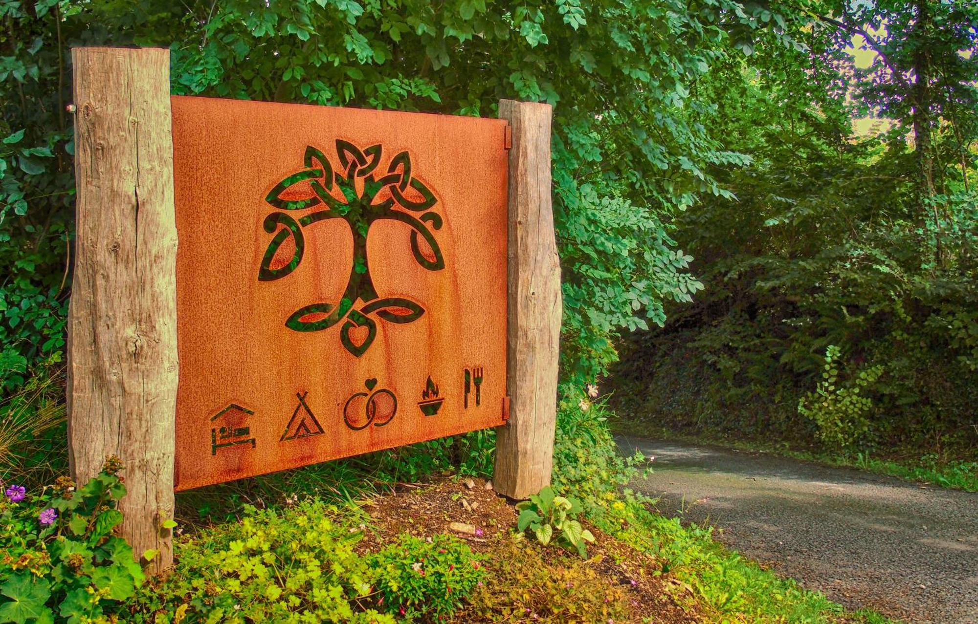 Ceridwen Glamping, Double Decker Bus And Yurts Hotell Llandysul Exteriör bild
