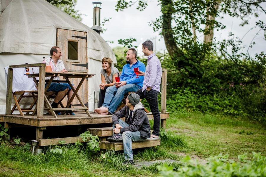 Ceridwen Glamping, Double Decker Bus And Yurts Hotell Llandysul Exteriör bild