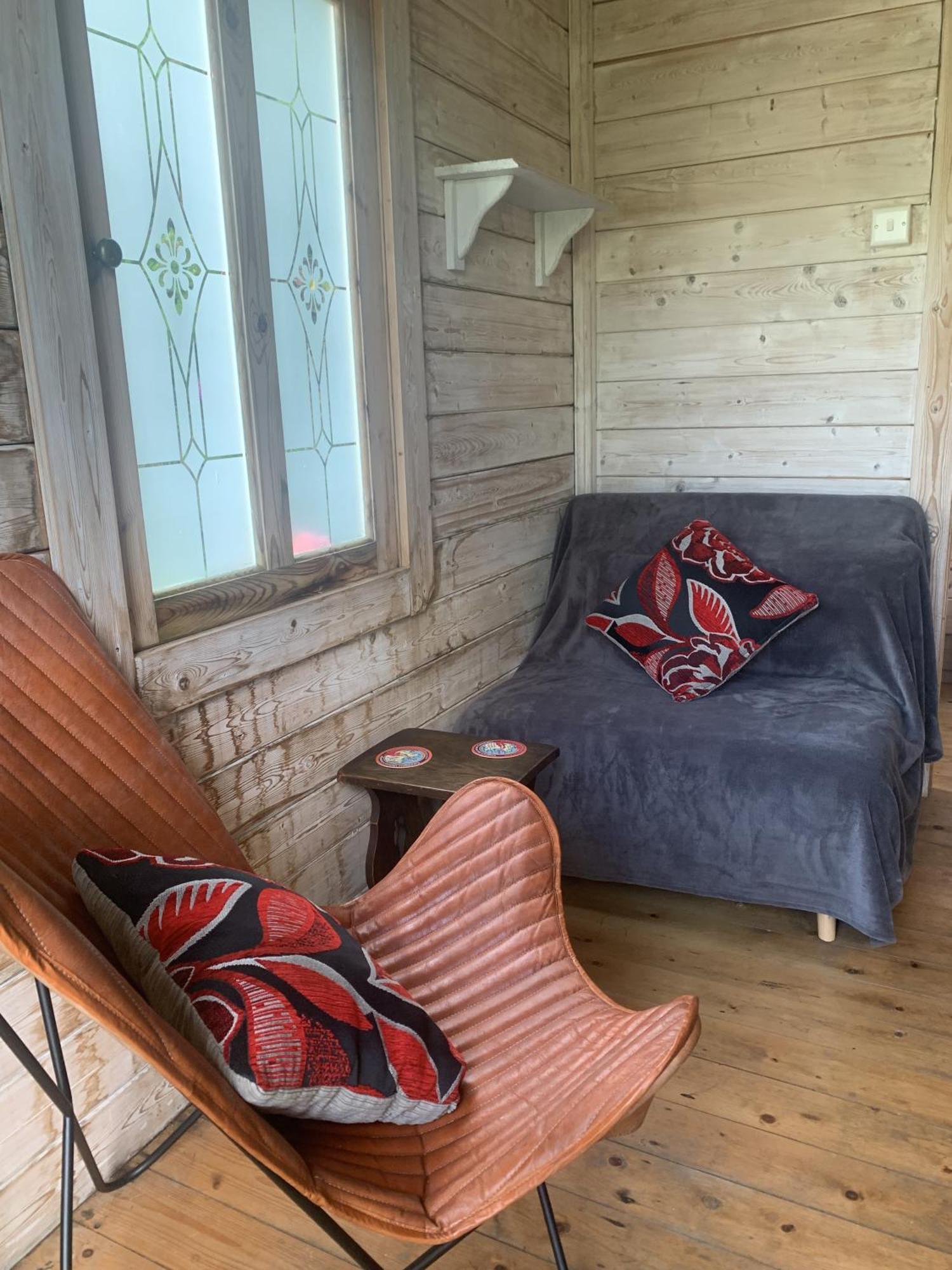 Ceridwen Glamping, Double Decker Bus And Yurts Hotell Llandysul Exteriör bild