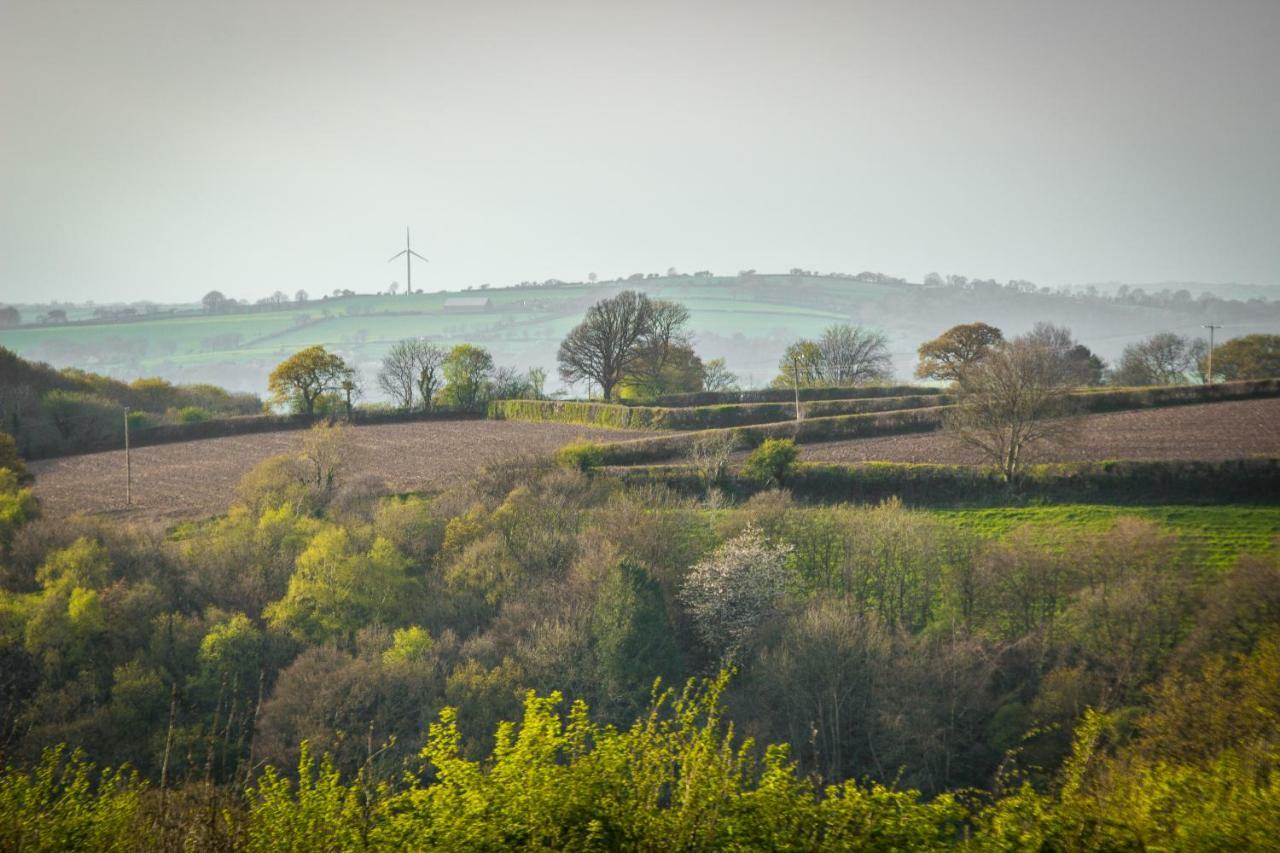 Ceridwen Glamping, Double Decker Bus And Yurts Hotell Llandysul Exteriör bild